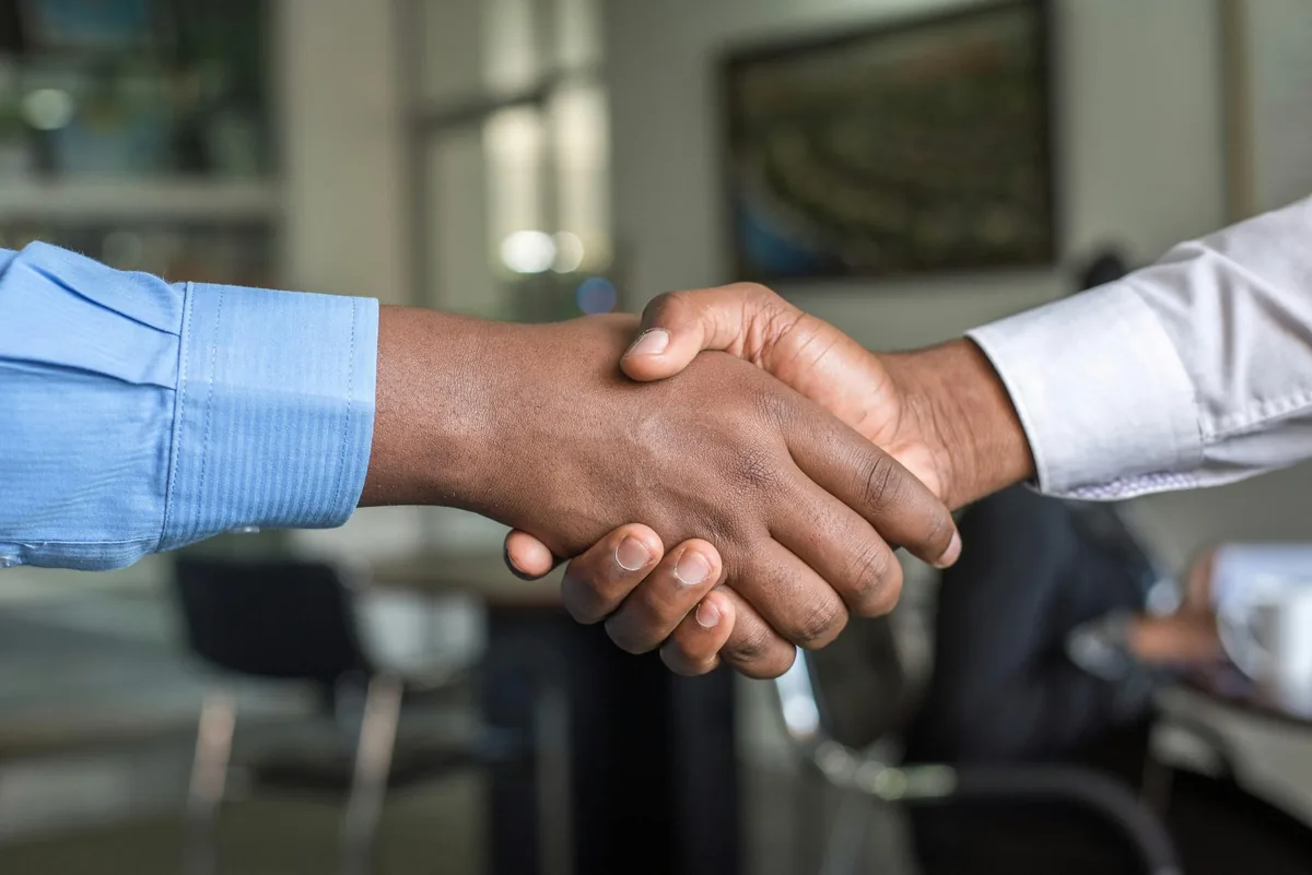 Poignée de main entre deux professionnels